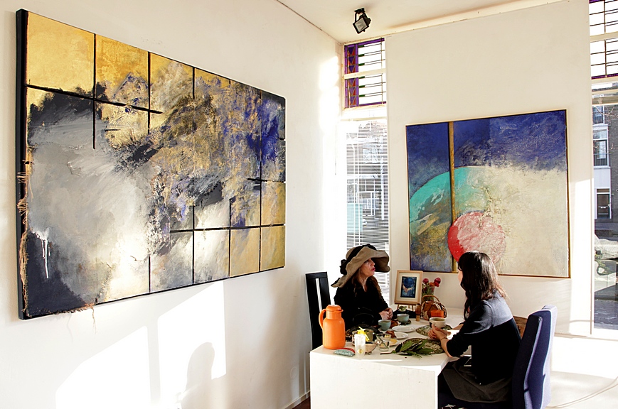 Molly Ackermanのスタジオ「 EAE STUDIO」にて対談。後ろの絵画は『Break of Day』,と『Cosmic Travel』