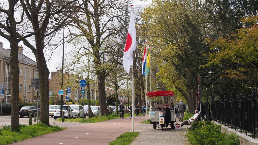 オランダの日本庭園　日本国旗