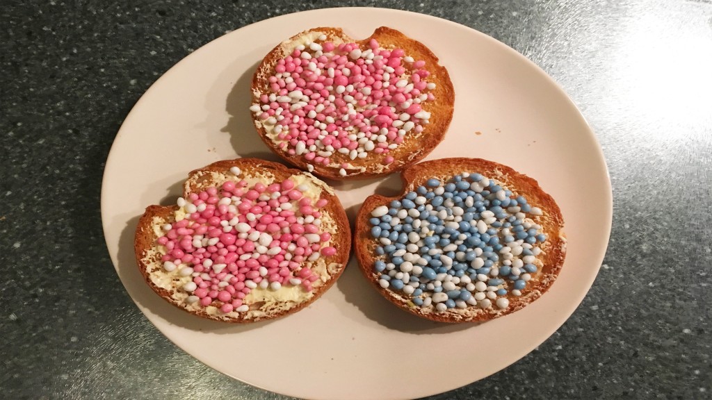 オランダの出産祝い菓子「Beschuit met muisjes」