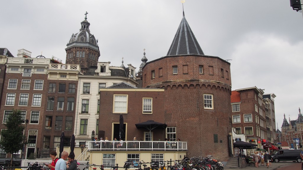 アムステルダムの歴史を感じる「涙の塔」内にある雰囲気の素敵なカフェ