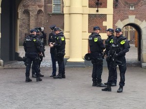 オランダ・デンハーグ中心部にて警戒態勢を取る警察官